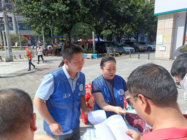 溫江區(qū)司法局公平司法所開展“送法進(jìn)社區(qū)”法治宣傳活動，提供專業(yè)社會經(jīng)濟(jì)咨詢服務(wù)